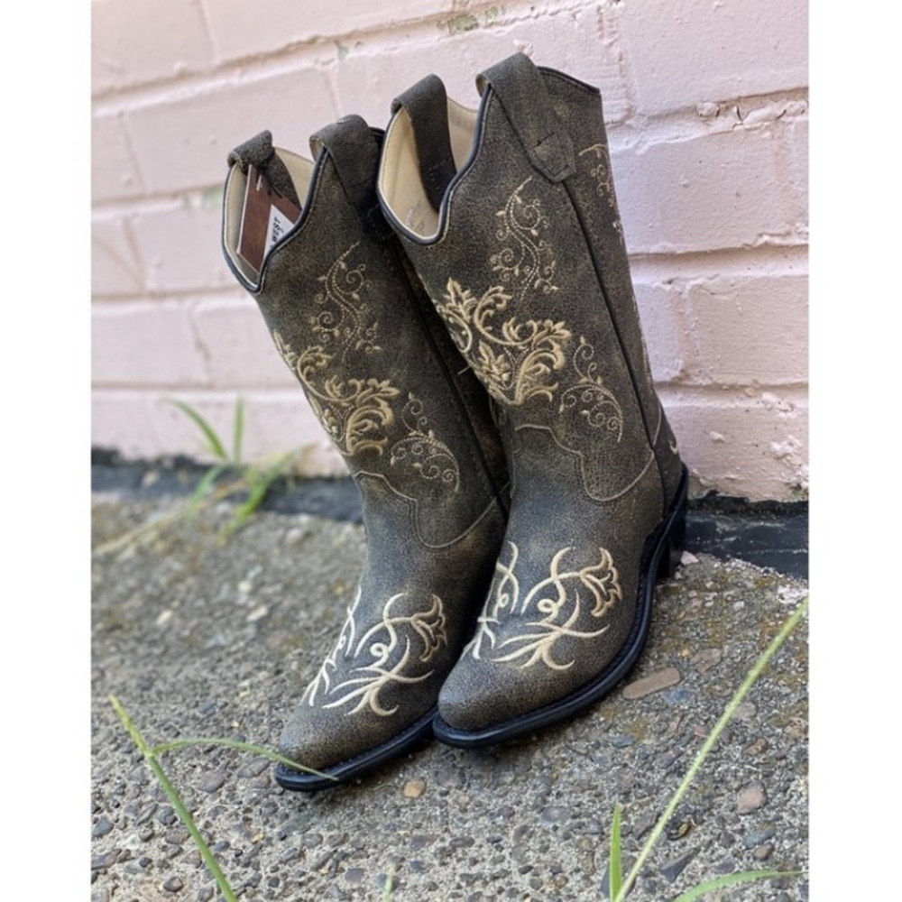 Girls Crackled distressed black and tan snip toe size 5